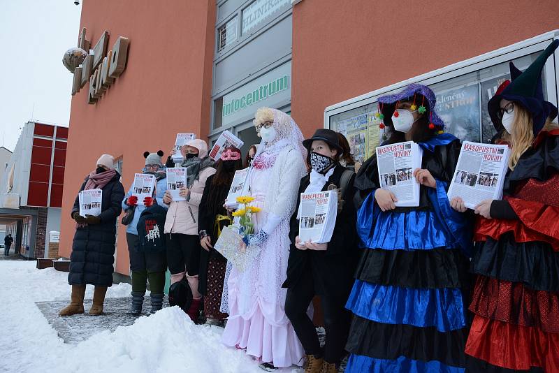 Maškary nafasovaly v infocentru Masopustní noviny a vyrazily je ve dvojicích rozdávat lidem do ulic. Foto: Městské kulturní a informační středisko v Humpolci