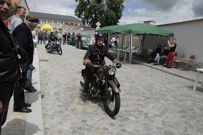 Pacov a okolí patřily v sobotu historickým motocyklům.