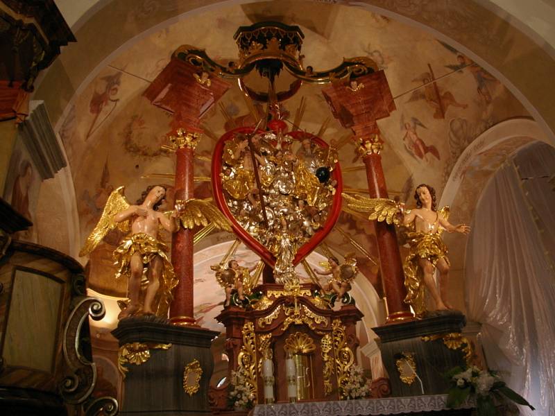 Opravený oltář v křemešnickém kostele