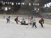 Pelhřimovští hokejisté (v tmavém) mají po třech kolech krajské hokejové ligy jediný bod.
