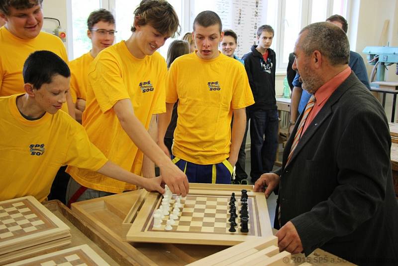 V pátek se v zasedací místnosti Městského úřadu v Pelhřimově konalo slavnostní zakončení projektu a zároveň předání šachových boxů. 