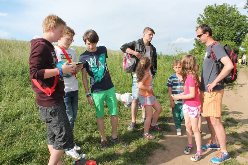 Příjemný podvečer strávili v úterý rodiče, jejichž děti navštěvují Základní školu Krásovy domky Pelhřimov. Škola si pro ně totiž připravila turistickou akci s názvem Šlape celá škola. 