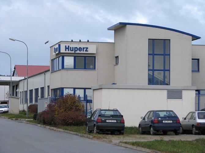 Hrozba propouštění nyní straší zaměstnance společností Edscha Bohemia ale i sousední firmy Huperz z Kamenice nad Lipou .
