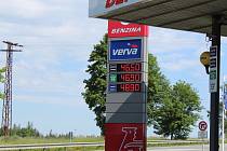 Čerpací stanice společnosti Benzina v Habrech měla ve středu dopoledne stejné ceny jako v úterý. Obsluha Deníku řekla, že budou zlevňovat, až dostanou levnější pohonné hmoty. Kdy to bude, ale neví.