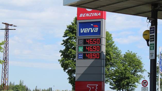 Čerpací stanice společnosti Benzina v Habrech měla ve středu dopoledne stejné ceny jako v úterý. Obsluha Deníku řekla, že budou zlevňovat, až dostanou levnější pohonné hmoty. Kdy to bude, ale neví.