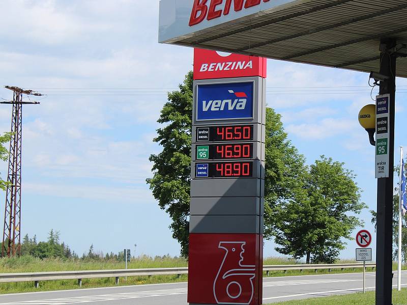 Čerpací stanice společnosti Benzina v Habrech měla ve středu dopoledne stejné ceny jako v úterý. Obsluha Deníku řekla, že budou zlevňovat, až dostanou levnější pohonné hmoty. Kdy to bude, ale neví.