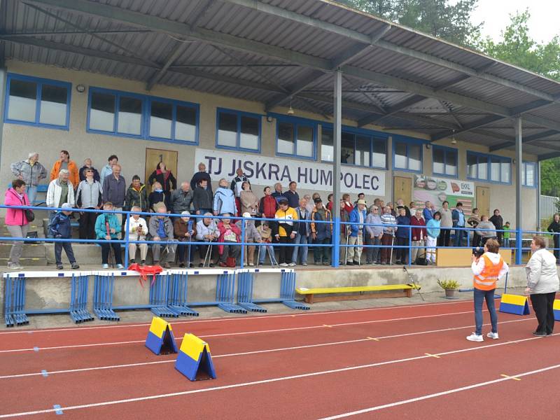 Středeční odpoledne patřilo v Humpolci druhému ročníku sportovních her seniorů. Ještě než začalo samotné klání, přítomní se pokochali pohledem na šikovné mažoretky a poslechli si vystoupení mladé pěvecké dvojice. 