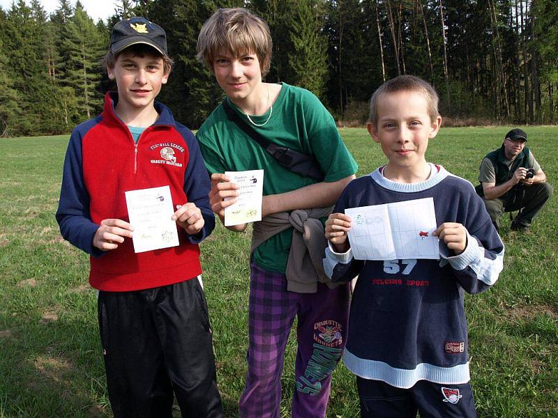 Les u Častrova se v pátek navečer změnil v pohádkovou říši. Malí i velcí plnili na jednotlivých stanovištích různé úkoly.