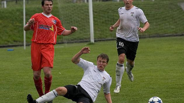 V posledním zápase letošního ročníku divize D na sebe narazily dva celky z Vysočiny, Pelhřimov v bílém přehrál domácí Velké Meziříčí 4:0.