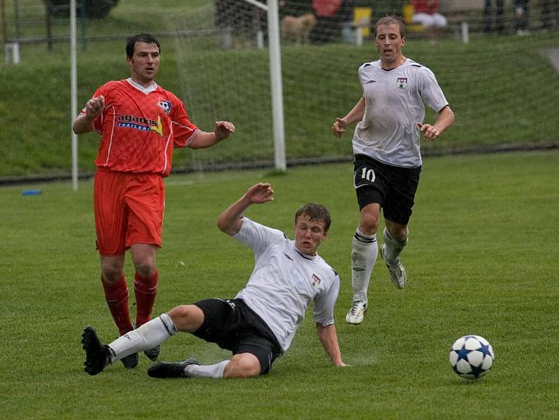 V posledním zápase letošního ročníku divize D na sebe narazily dva celky z Vysočiny, Pelhřimov v bílém přehrál domácí Velké Meziříčí 4:0.