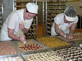 Cukrářky mají před vánočními svátky plné ruce práce. Ty  v pelhřimovské Adélce vyrábějí každoročně hned několik druhů.