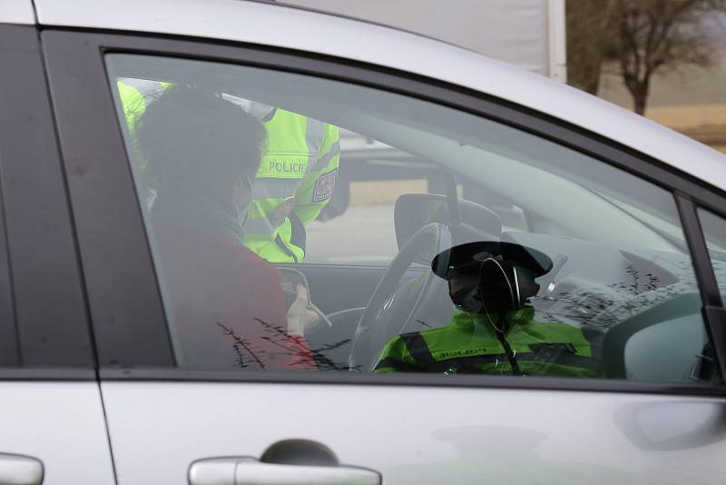 Aktuálně platná opatření, která se týkají volného pohybu osob mezi okresy, kontrolovali policisté také ve Vodné na Pelhřimovsku, kde jsou také hranice kraje.