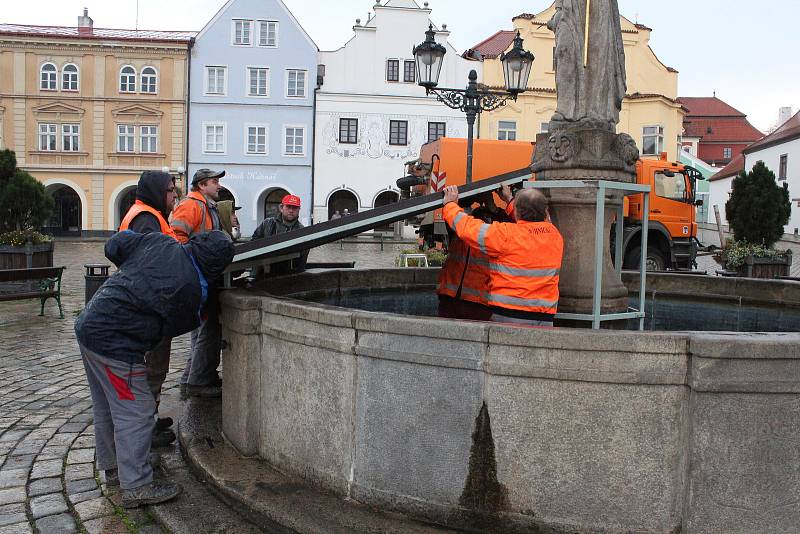 Kašna v Pelhřimově odsloužila další sezonu.