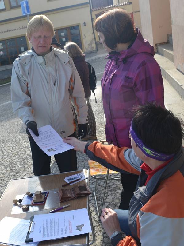 V sobotu se u pacovské radnice scházeli nadšenci, aby na vlastní kůži zažili, jak se z Pacova do Lukavce chodívalo slavnému básníkovi.