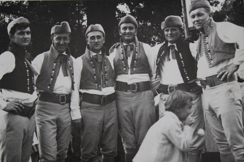 1971 – První členové souboru Stražišťan. Na fotografii je zleva František Franěk, Václav Kukačka, Jaroslav Hejda, Miroslav Hůša, Jiří Taks, Karel Míka.