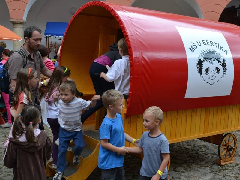 Devátý ročník kamenického Hračkobraní opět nabídl bohaté vyžití, při němž si na své přišli jak malí, tak i velcí milovníci hraček. 