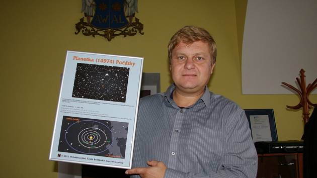 Dokument darovaný astronomem Milošem Tichým drží starosta Karel Štefl. 
