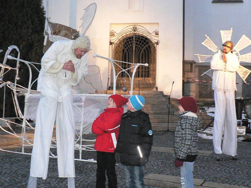 Malí ani velcí návštěvníci si v sobotu odpoledne nenechali ujít slavnostní rozsvícení vánočního stromu v Pacově. Tomu předcházelo představení divadla Kvelb z Českých Budějovic. 