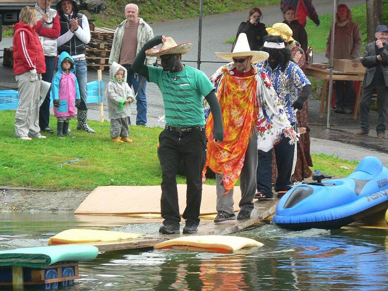 Smysl pro humor a také odvaha nechyběly účastníkům sobotní Putimovské lávky. Ta se konala na rybníku na návsi v Putimově na Pelhřimovsku. 