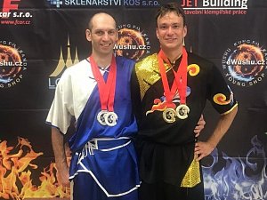 Pelhřimovští wushu bojovníci Michal Roučka a Petr Vaculín vybojovali na mezinárodní soutěži v Lounech čtyři medaile.