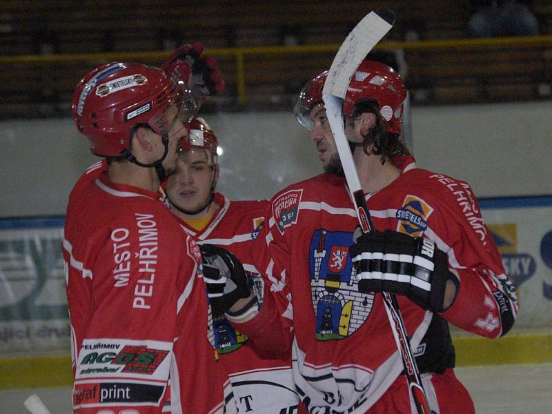  Michal Roháčik (vpravo) nastoupil se sebezapřením, přesto podal velmi dobrý výkon. Ten podložil gólem na 2:0