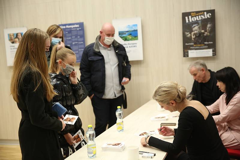 Známí herci Lukáš Vaculík, Nela Boudová a Jitka Ježková navštívili předpremiéru filmu Tady hlídám já v humpoleckém kině.
