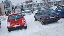 Mezera, do které by se vešlo skoro jedno auto, není u pelhřimovské nemocnice ničím výjimečným.