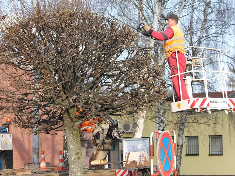 Plné ruce práce měli v úterý v Pelhřimově pracovníci tamních technických služeb. 