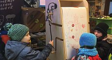 Ježíškův vánoční kreslící a psací stroj v pelhřimovském Muzeu rekordů už náležitě využily děti z pelhřimovské MŠ Pražská.