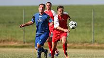 Dělba bodů více vyhovuje košetickým fotbalistům (v červeném), Přibyslav musí doufat v jejich zaváhání.