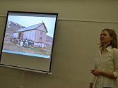 Doktorka přírodních věd Zuzana Chládová doplnila své povídání o expedici v Arktidě fotografiemi i videi. 