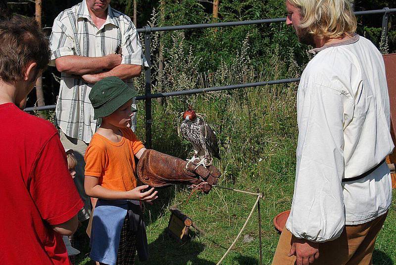 Druhé šermířské dny odstartovaly v sobotu dopoledne na zřícenině nedaleko Humpolce. 