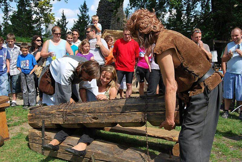 Druhé šermířské dny odstartovaly v sobotu dopoledne na zřícenině nedaleko Humpolce. 