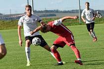 Před rokem doma fotbalisté Pelhřimova (v bílých dresech) podlehli Nové Vsi nečekaně vysoko 2:5. Podaří se jim dnes odplata za loňský debakl?