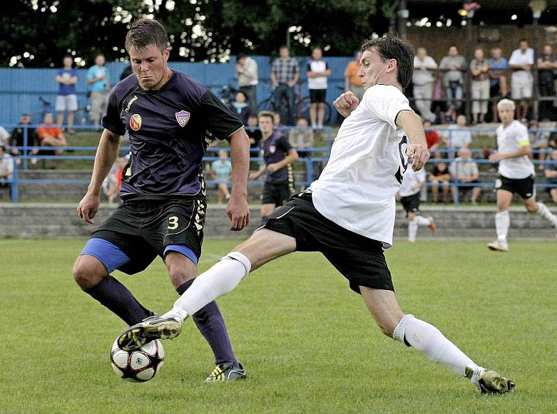  Pelhřimovští fotbalisté (na snímku vpravo je Radek Čihák) začali sezonu dvěma výhrami a dostali se tak na první příčku divizní tabulky. Zítra je prověří nováček soutěže z Tasovic.   