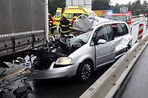 Dvě nákladní a dvě osobní auta se srazila v pondělí krátce před polednem na jednadevadesátém kilometru dálnice D1 ve směru na Brno u Humpolce.
