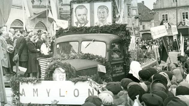 Autentické záběry z druhé poloviny minulého století ukazují májové průvody v centru Pelhřimova.