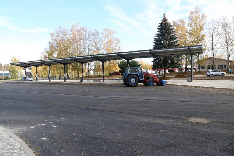 Nové autobusové nádraží v Humpolci, na kterém probíhají poslední úpravy.