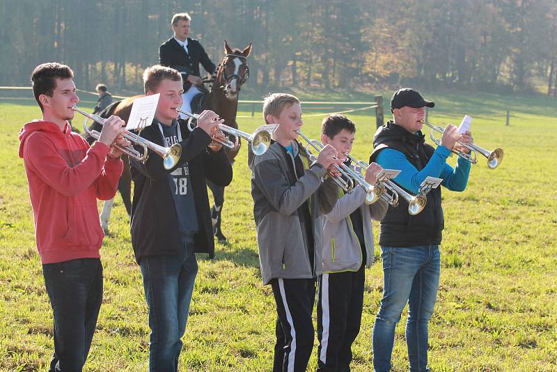 V sobotu 26. října na tradiční Hubertově jízdě na závěr jezdecké sezony se v Proseči pod Křemešníkem představilo bezmála čtyřicet koní a jezdců.