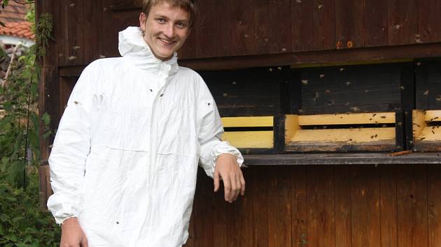 Včelaři na Pelhřimovsku už vědí, na kolik medu se letos můžeme těšit a jak hluboko si za tento sladký včelí produkt sáhneme do kapsy. 