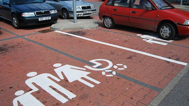 Parkovací místa pro rodiny může využívat úplně kdokoli - Jindřichohradecký  deník