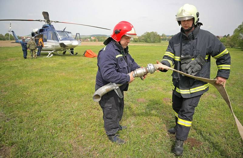 Pokud by velitel zásahu uznal, že je nutné k hašení požáru ve špatně přístupném terénu povolat pomoc, z Prahy, nebo z Brna by na Vysočinu dorazil policejní vrtulník se závěsným vakem.