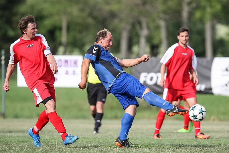 Dělba bodů více vyhovuje košetickým fotbalistům (v červeném), Přibyslav musí doufat v jejich zaváhání.