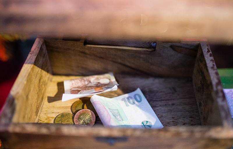 Pelhřimovskem teď jezdí klasická „hipísácká“ dodávka, kterou Ondřej Veselý se svými kamarády předělal na vánoční autobus.