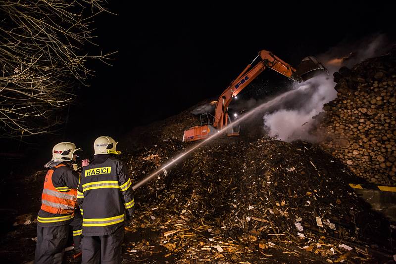 Na okraji obce Nová Cerekev na Pelhřimovsku mají hasiči plné ruce práce s požárem uskladněné dřevotřískové drti.