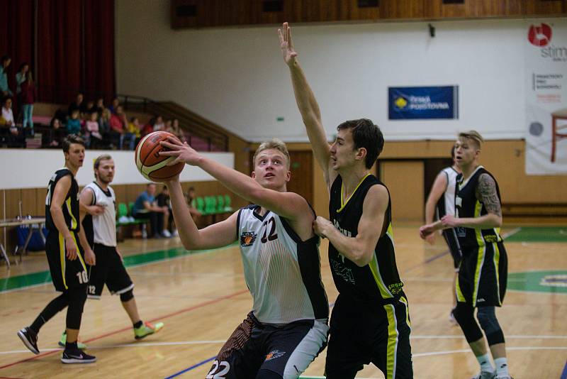 Basketbalový zápas oblastního přeboru mezi BK Sojky Pelhřimov (v bílém) a Sršni Písek. Od nové sezony budou Sojky hrát první ligu.