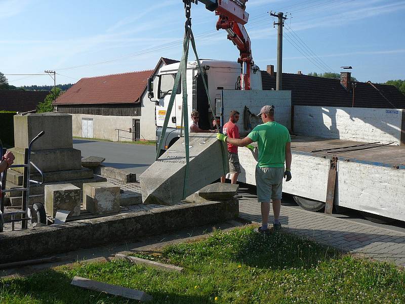 Památník a prostor kolem něj bude v Bohdalíně zářit novotou.