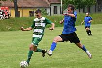 Fotbalisté Kamenice nad Lipou (v zelenobílém) mají nakročeno k tomu, aby v příštím ročníku nastupovali v nejvyšší krajské soutěži.