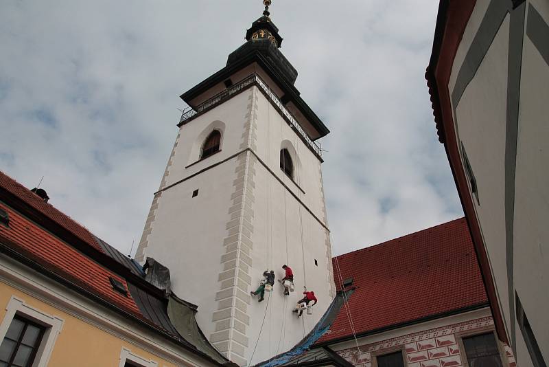 Práce obstarali muži na lanech.