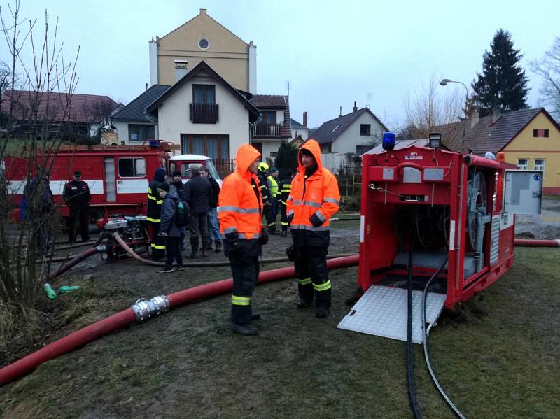 Čerpací jednotka HFS Hydrosub 150 jihočeských hasičů byla poprvé nasazena k ostrém zásahu při požáru v Nové Cerekvi.